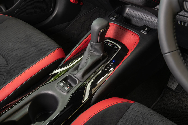 1.2リッターターボエンジンを搭載した「カローラ スポーツG」のシフトセレクター。トランスミッションは10段の疑似ステップが設けられたCVTを採用する。6段MT搭載車は2018年8月に発売される予定。