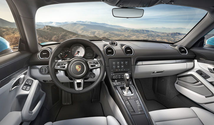 「718ケイマンS」のインテリア。