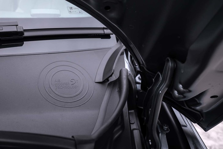 ドアにウーファーは設置されず、かわりにフロントウィンドウ下（ボンネット内）に「エアウーファーテクノロジー」とボルボが呼ぶスピーカーシステムを搭載する。