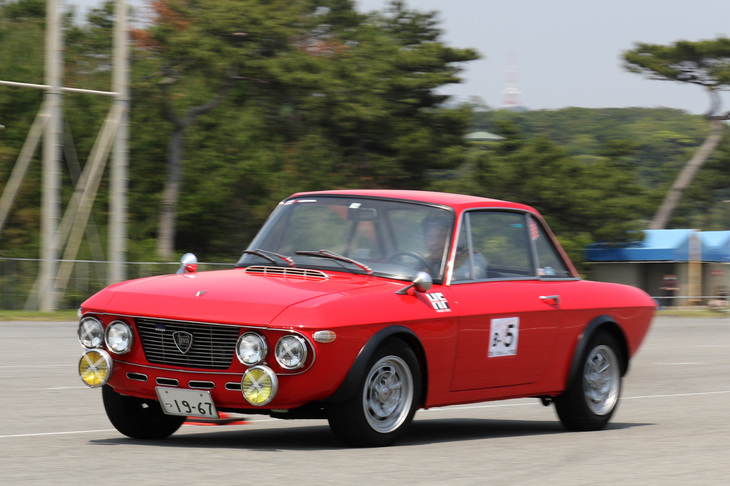 「ランチア・フルビア クーペ ラリー1.3」。駆動方式ひとつとってもFR、FF、RRがそろったBクラスの参加車両はバラエティーに富んでいた。