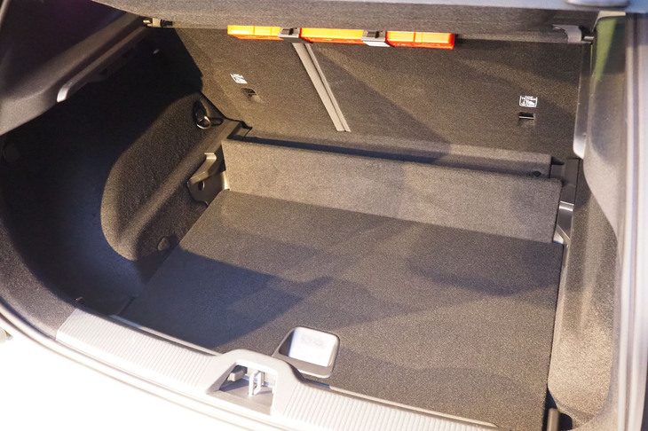 ボルボEX30クロスカントリー（用品装着車の後部荷室）