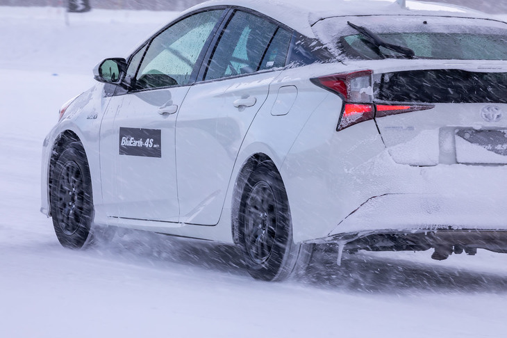 コンパウンドにはシリカを配合してウエット性能を向上させ、さらに末端変性ポリマーの配合によって外気温に関わらずゴムのしなやかさをキープ。雪上でのハンドリングは、スタッドレスタイヤに近いフィーリングを確認できた。