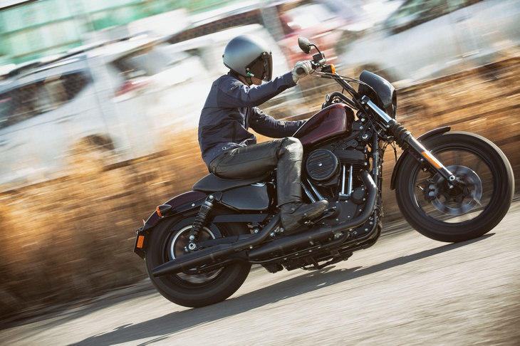 カラーリングには試乗車の「トゥイステッドチェリー」に加え、「ビリヤードホワイト」「ビビッドブラック」の全3種類が用意される。