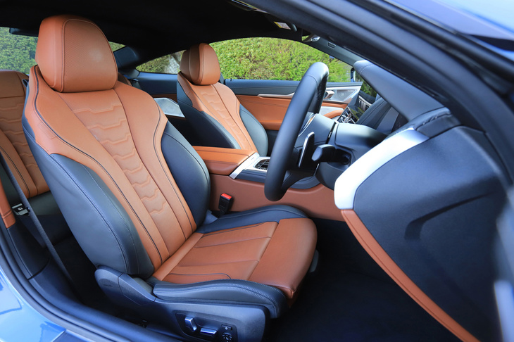 センター部分のステッチが目を引くヘッドレスト一体型のスポーツシート。レザーメリノの表皮はオプション装備。