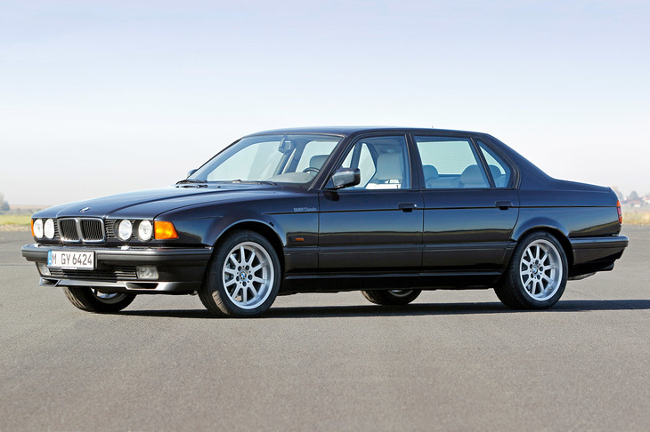 1986年から1994年にかけて生産されたE32型「BMW 7シリーズ」。1991年に、乗用車として初めてディスチャージヘッドライトが採用された。