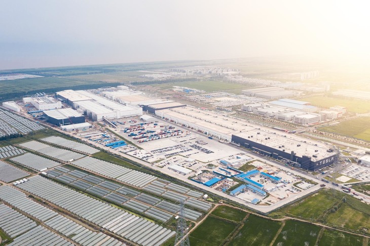 中国・上海市に広がるテスラのギガファクトリーは、年間約50万台の生産が可能。その存在が、日本における「モデル3」の価格引き下げにつながった。
