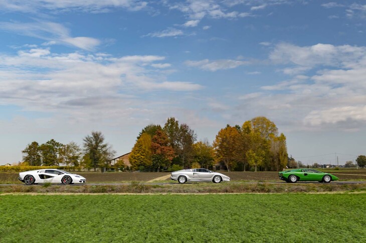 グリーンの「カウンタックLP400」とシルバーの「カウンタック25thアニバーサリー」とともに公道を走る「ランボルギーニ・カウンタックLPI800-4」。