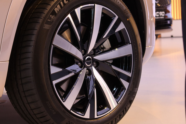 ボルボXC90プラスB5 AWD（フロントホイール）