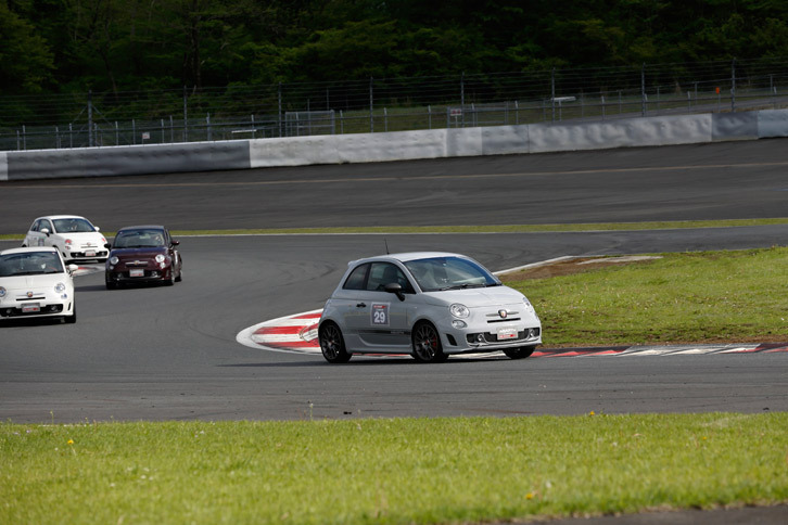 ダンロップコーナーの先の30Rをクリアする「595コンペティツィオーネ」。