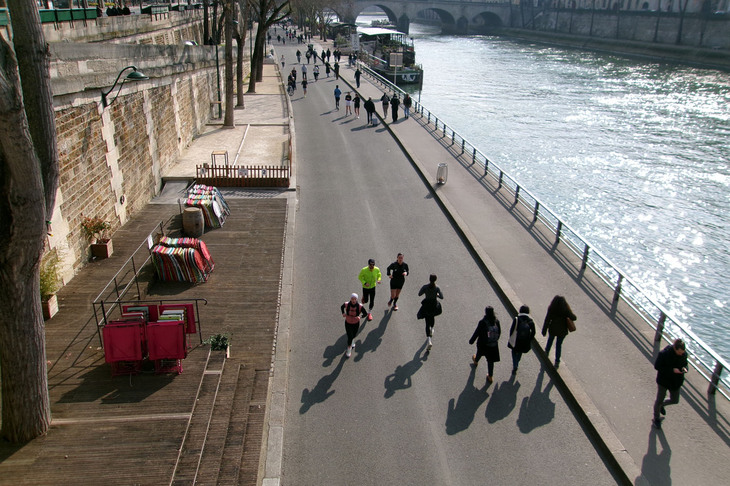 セーヌ川沿いの元車道。約10年前は、パリらしい走行シーンをカメラに収めることができる絶好の撮影スポットだったが、現在は完全に歩行者・自転車天国になっている。