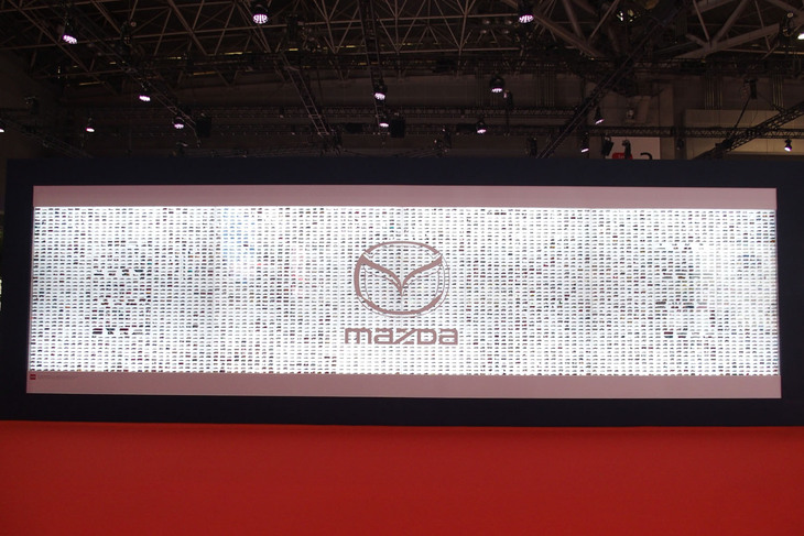 スバルブース側に設置された「MINIATURE CAR WALL」の全景。