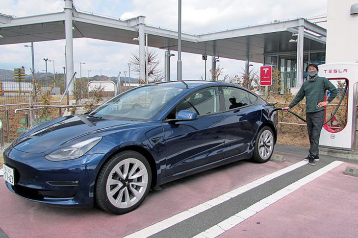 テスラは専用の急速充電ステーション「テスラ・スーパーチャージャー」を自前で整備・展開している。コネクターを差し込むだけで充電が始まるというシンプルさは、ほとんどスマホ。実用車はこうでないと。