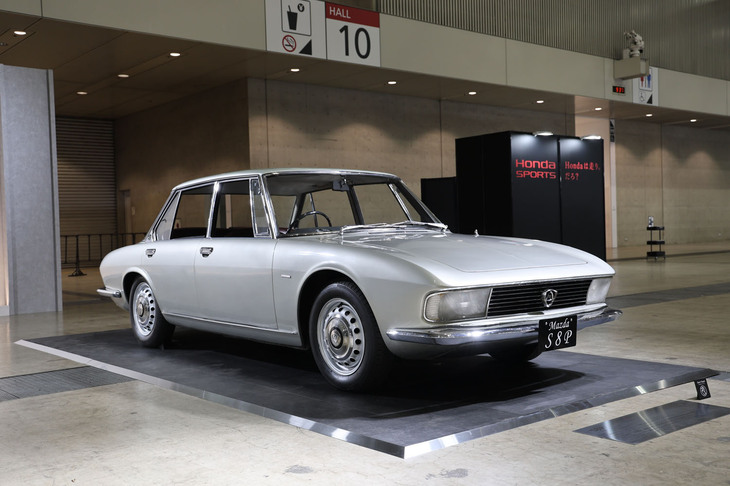 マツダの依頼によりベルトーネ（ジウジアーロ）が製作したデザインスタディー「S8P」。400cc×2のロータリーエンジンで前輪を駆動するFFサルーンで、1964年7月にマツダに到着した。