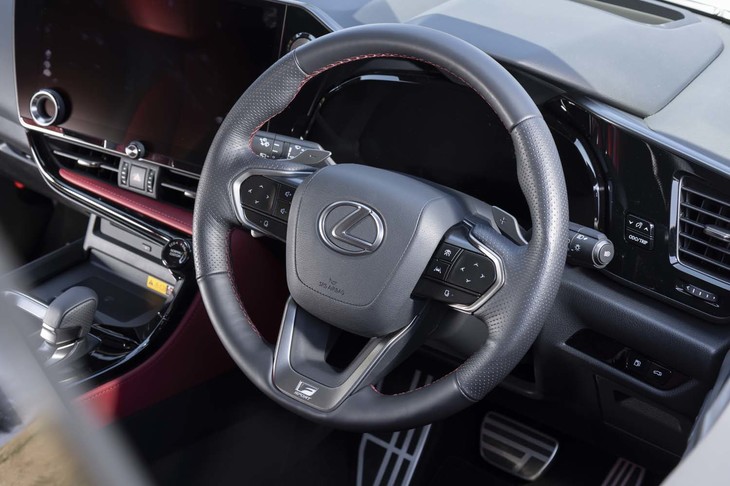 ステアリングホイールはディンプル加工された本革巻き。下部のスポークには「F SPORT」ロゴがあしらわれる。