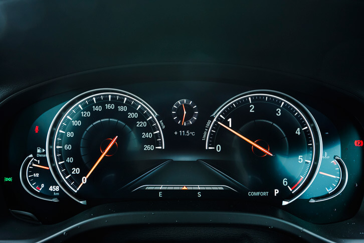 マルチ・ディスプレイ・メーター・パネルでは、文字を拡大表示したり、警告やメニュー表示を大きくしたりすることができる。