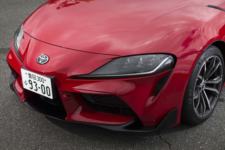 有機的な面で構成されたフロントまわり。ヘッドランプユニットには、6灯式LEDが採用されている。