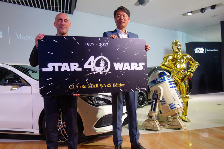 左からウォルト・ディズニー・ジャパン ゼネラルマネージャーのジャスティン・スカルポーネ氏、メルセデス・ベンツ日本の上野金太郎社長、R2-D2,C-3PO。