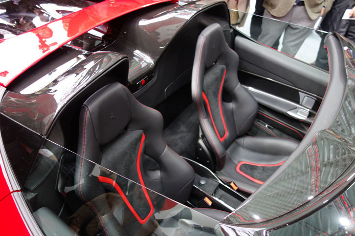 インテリアはレザーとアルカンターラによる仕上げ。