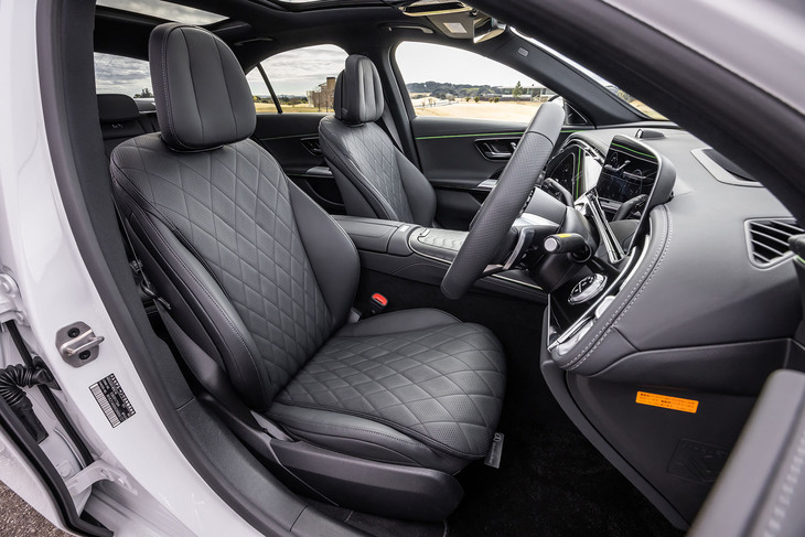 「レザーエクスクルーシブパッケージ」を選択すると、キルティングとパーフォレーションを施したナッパレザーシートが装備される。シートにはヒーターとベンチレーター機能が組み込まれている。