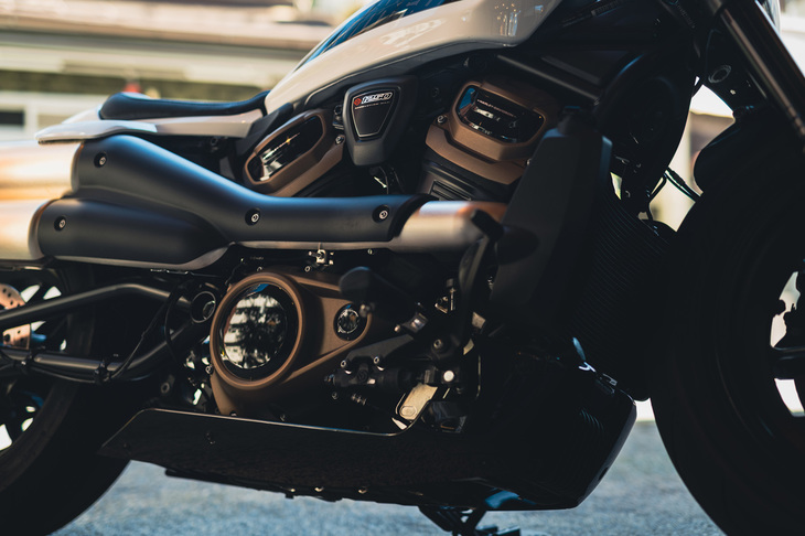 新エンジンの「レボリューションマックス1250T」。基本は「パン アメリカ1250」のエンジンと同じだが、ピストンや吸気系を改良して低・中回転域のトルクを強化。3000～6000rpmで最大10％のトルクアップを実現した。