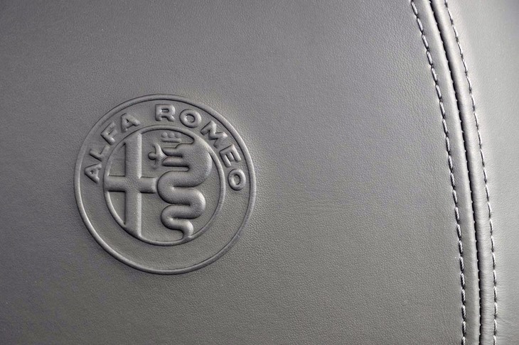 シートのヘッドレスト部には、エンブレム型のエンボス加工が施されている。