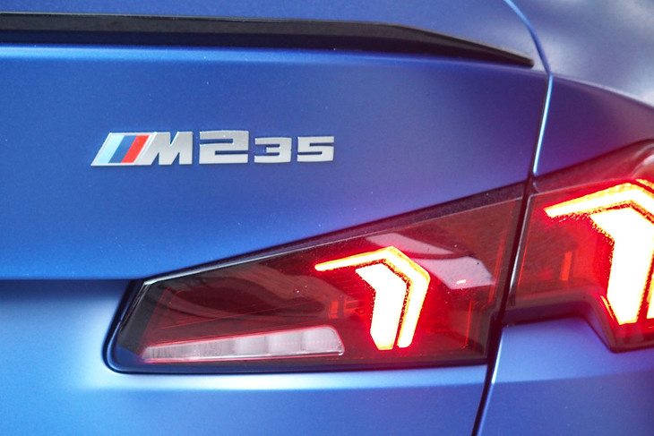 M235i xDriveグランクーペ（リアエンブレム）