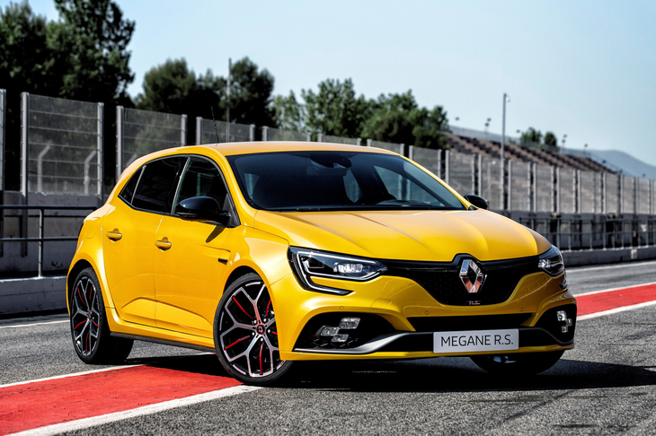 日本で新型「ルノー・メガーヌR.S.」が発売されたのは2018年8月30日。本国では、それより1カ月ほど前の7月19日に、さらなる高性能モデル「メガーヌR.S.トロフィー」（写真）が発表された。ルノーは同車か、より高性能なモデルでニュルブルクリンクの新記録樹立に挑戦するのではないかとうわさされている。