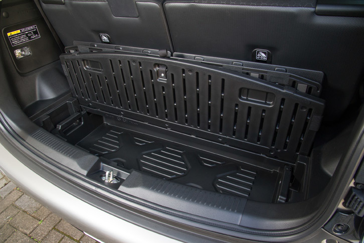 水洗いが可能なラゲッジアンダーボックスも備わる。写真は容量37リッターの4WD車のもの。