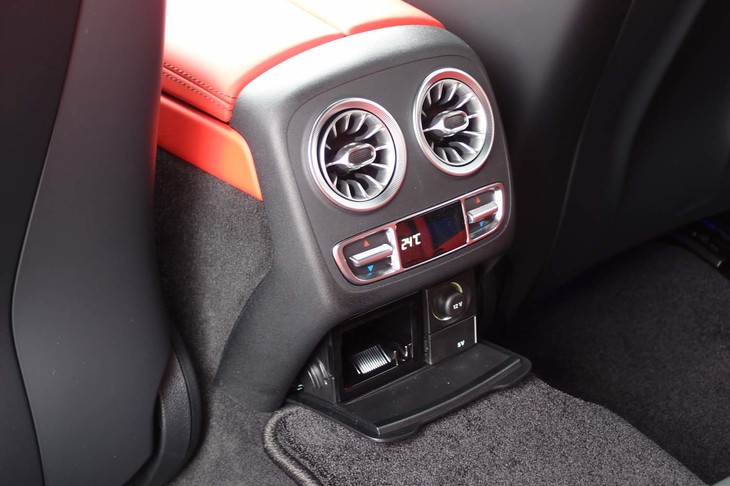 後席用の独立式エアコンの吹き出し口。付近にアクセサリーソケットも用意される。
