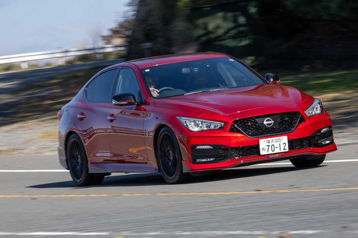 タイヤ幅の拡大に合わせて足まわりのセッティングも最適化。リアスタビのバネ定数を44％、フロントサスのバネ定数を4％高めている。