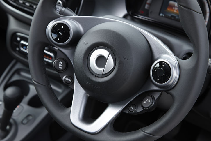 ステアリングホイールには、カーオーディオのほか、クルーズコントロールの操作スイッチが備わる。