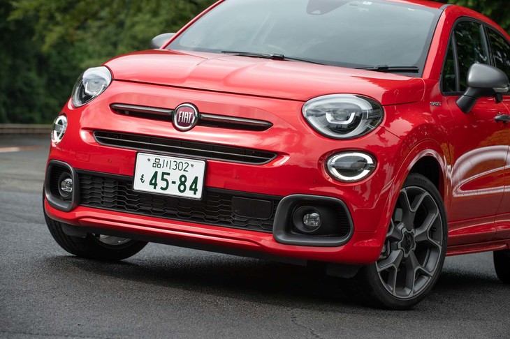 フロントバンパーは既存グレードのようなアンダーガード風デザインではなく、大きなエアインテークの開いたタイプを装備する。