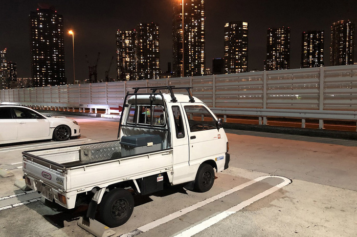 コミコミ8万円で修理が完了した「セクシージャンボ」。早速、夜の首都高で試運転を行った。これなら新東名で120km/h出せそうだ！