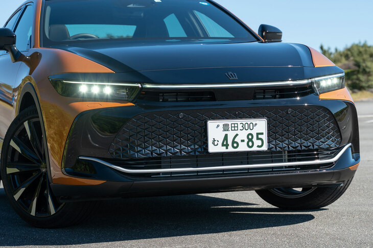 特徴的な巨大なフロントグリルは、実はほとんどがダミー。ヘッドランプは「RS」系のグレードと「G“レザーパッケージ”」「G“アドバンスト・レザーパッケージ”」が4眼 LEDヘッドランプ、その他の仕様はBi-Beam LEDヘッドランプとなる。（写真：向後一宏）