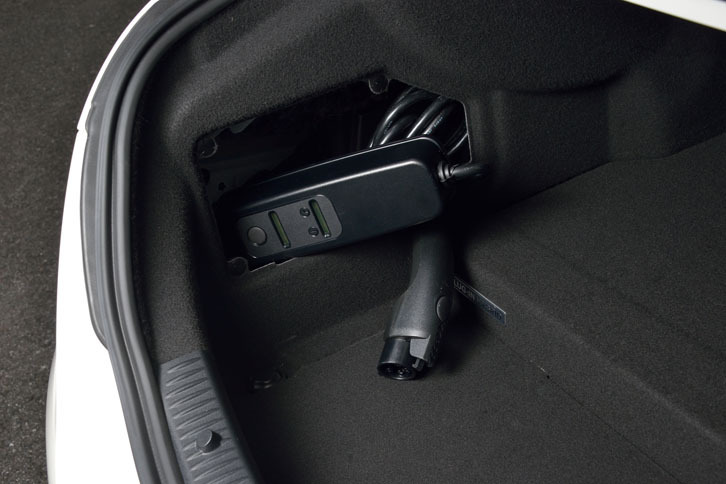 充電ケーブル。トランクルームの左端に収納されている。