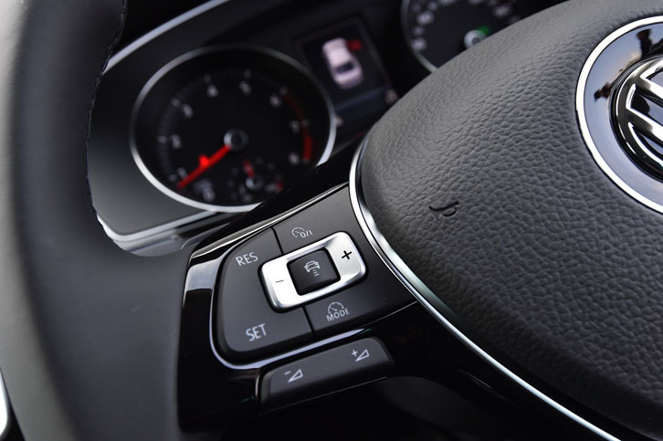 左側のステアリングスポークには、アダプティブクルーズコントロールのスイッチが備わる。