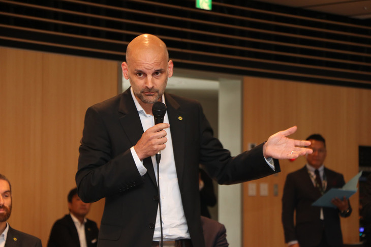 「エヴァイヤ」のデザインを手がけた、リードデザイナーのバーニー・ハット氏。