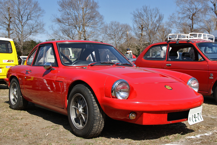 1971年「ジネッタG15」。英国のスペシャリストであるジネッタが、1967年から1974年までにおよそ800台を“量産”したライトウェイトスポーツ。角パイプで組んだラダーフレームにFRP製ボディーをかぶせ、パワートレインをはじめメカニカルコンポーネンツはリアエンジンの小型セダンである「ヒルマン・インプ」から流用。