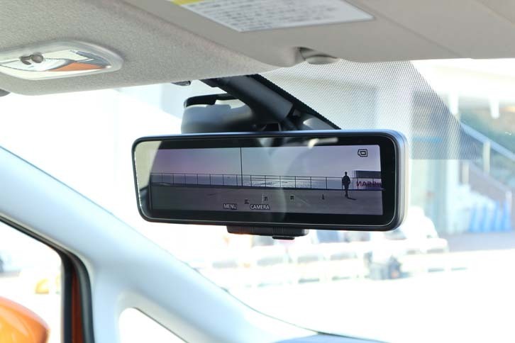 試乗車にはインテリジェントアラウンドビューモニター表示機能付きスマートルームミラーが装着されていた。ジムカーナには（通常は）使用しないが、車両後方の映像を常時映したり、駐車時には車両周囲の映像を映したりできる。