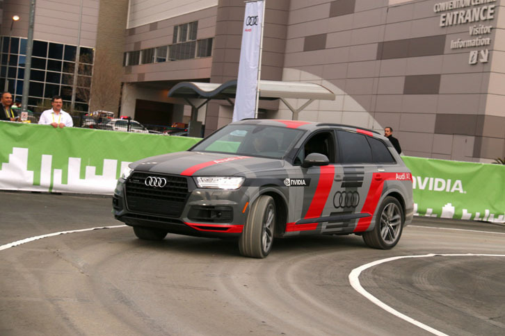 アウディはNVIDIAと共同で屋外ブースを設営。ディープラーニング人工知能AI「ドライブPX」を搭載した、「Q7」の自動運転車の試乗デモを展開した。ドライバーズシートに人が乗っていない点に注目。