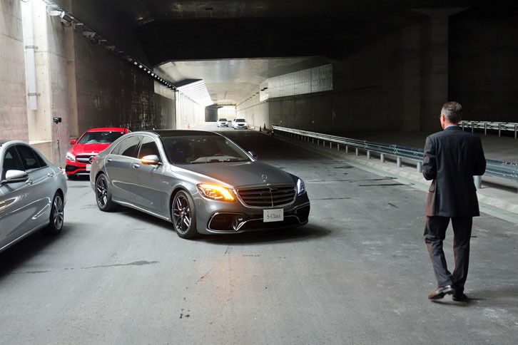 「Sクラス」の発表会では、スマートフォンを利用して車外からリモートで駐車ができる、「リモートパーキングアシスト」のデモンストレーションが行われた。