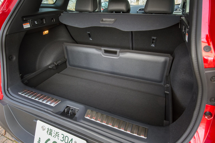 2分割のラゲッジフロアボードを使えば、床面の高さを変えたり、空間を2つ、3つに仕切ったりと、荷物の量や大きさなどに応じて荷室をさまざまにアレンジすることができる。