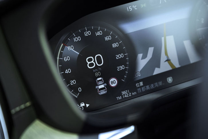 新型「XC60」には、全車速追従機能付きのアダプティブクルーズコントロールと、140km/h未満の速度域で車線の中央を維持できるよう支援するパイロットアシストが標準装備される。作動状況は、写真のように液晶画面に表示される。