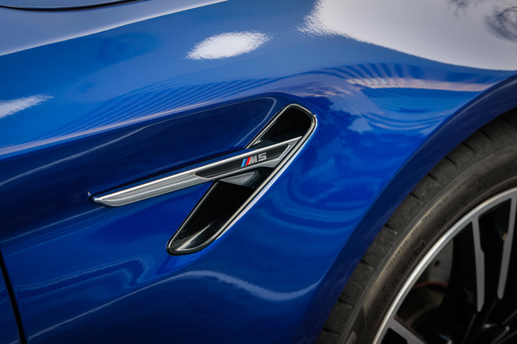 「Mモデル」専用のサイドギルと一体になったエアブリーザー。ホイールハウス内に流れる空気を整流することで、空気抵抗を減らす役割を果たしている。