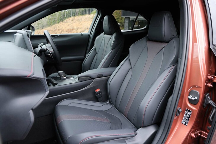 「UX300h“Fスポーツ”」（プロトタイプ）の車内。ダッシュパネルやリアホイールハウスなどには制振材を追加。静粛性の向上も図られた。