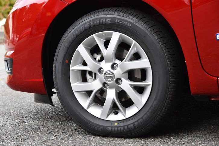 アルミホイールが標準装備となるのは「e-POWER メダリスト」と「メダリスト」の2グレードのみ。タイヤサイズは185/65R15。