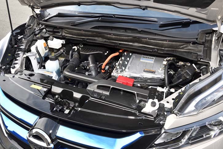 パワーユニットは、発電用1.2リッターエンジンと、駆動用モーターの組み合わせ。モーターは最高出力136ps、最大トルク320Nmを発生する。