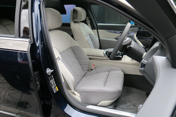 BMW i7 xDrive60eエクセレンス（フロントシート）