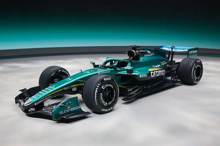 ブライトリングはアストンマーティンと手を取り合い、2026年、久々にF1の世界に復帰する。「ナビタイマーB01クロノグラフ43 ASTON MARTIN ARAMCO FORMULA ONE™ TEAM」は、そのコラボレーションの象徴といえる。写真は2026年シーズンを戦うアストンマーティンのF1マシン「AMR26」。