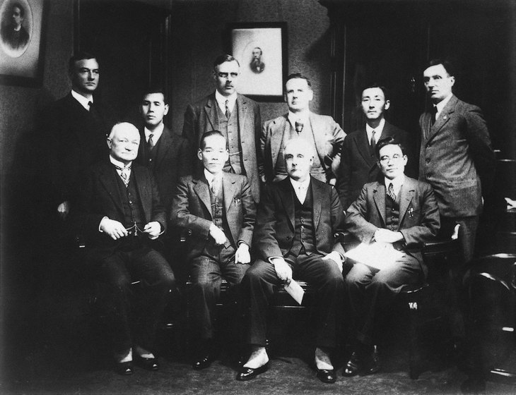 英プラット社との特許権譲渡契約調印の様子。欧州やアメリカへの渡航が豊田喜一郎の知見を広げた。